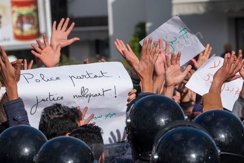 26 janvier 2021 : malgré l'appel à manifester de la part de nombreux organismes et associations de la société civile, pour revendiquer entre autres la libération des jeunes manifestants et soutenir le droit à manifester, seuls quelques 300 jeunes se sont rassemblés devant l'Assemblée des Représentants du Peuple à Tunis. Le quartier du Bardo à Tunis avait été préalablement complètement fermé par la police réduisant de façon drastique l'accès aux alentours du parlement où se tenait une plénière pour le vote de confiance du remaniement ministériel. 