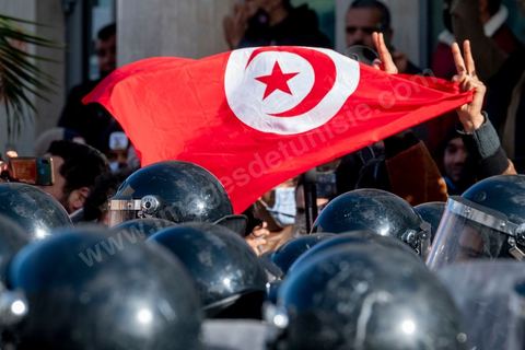 26 janvier 2021 : malgré l'appel à manifester de la part de nombreux organismes et associations de la société civile, pour revendiquer entre autres la libération des jeunes manifestants et soutenir le droit à manifester, seuls quelques 300 jeunes se sont rassemblés devant l'Assemblée des Représentants du Peuple à Tunis. Le quartier du Bardo à Tunis avait été préalablement complètement fermé par la police réduisant de façon drastique l'accès aux alentours du parlement où se tenait une plénière pour le vote de confiance du remaniement ministériel. 