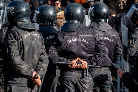 26 janvier 2021 : malgré l'appel à manifester de la part de nombreux organismes et associations de la société civile, pour revendiquer entre autres la libération des jeunes manifestants et soutenir le droit à manifester, seuls quelques 300 jeunes se sont rassemblés devant l'Assemblée des Représentants du Peuple à Tunis. Le quartier du Bardo à Tunis avait été préalablement complètement fermé par la police réduisant de façon drastique l'accès aux alentours du parlement où se tenait une plénière pour le vote de confiance du remaniement ministériel. 