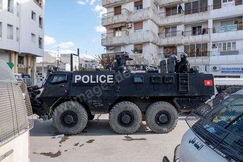 26 janvier 2021 : malgré l'appel à manifester de la part de nombreux organismes et associations de la société civile, pour revendiquer entre autres la libération des jeunes manifestants et soutenir le droit à manifester, seuls quelques 300 jeunes se sont rassemblés devant l'Assemblée des Représentants du Peuple à Tunis. Le quartier du Bardo à Tunis avait été préalablement complètement fermé par la police réduisant de façon drastique l'accès aux alentours du parlement où se tenait une plénière pour le vote de confiance du remaniement ministériel. 