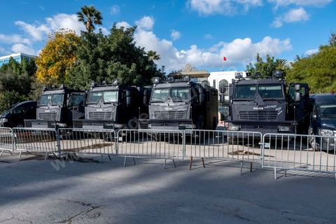 26 janvier 2021 : malgré l'appel à manifester de la part de nombreux organismes et associations de la société civile, pour revendiquer entre autres la libération des jeunes manifestants et soutenir le droit à manifester, seuls quelques 300 jeunes se sont rassemblés devant l'Assemblée des Représentants du Peuple à Tunis. Le quartier du Bardo à Tunis avait été préalablement complètement fermé par la police réduisant de façon drastique l'accès aux alentours du parlement où se tenait une plénière pour le vote de confiance du remaniement ministériel. 