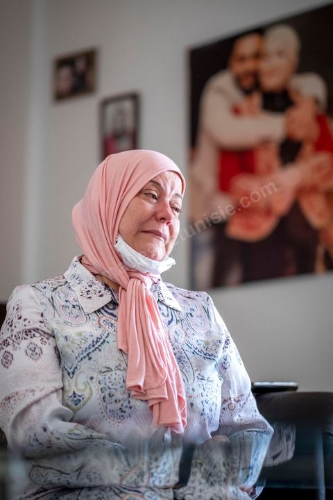 Leila, la maman de Youssef, 29 ans disparu en mer en juillet 2020, nous raconte depuis son salon le terrible périple de son fils lors de sa traversée clandestine. 11 jeunes dont une fille partis des cotes tunisienne à la fin juillet 2020, vont se perdre en mer, sans carburant ils vont dériver pour les deux survivants 11 jours. Youssef pour sauver ses amis est au bout du 8 jours parti à la nage essayer de rejoindre une plateforme pétrolière depuis ce jour il a disparu. 