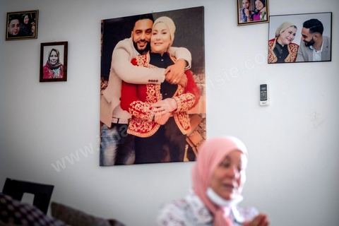 Leila, la maman de Youssef, 29 ans disparu en mer en juillet 2020, nous raconte depuis son salon le terrible périple de son fils lors de sa traversée clandestine. 11 jeunes dont une fille partis des cotes tunisienne à la fin juillet 2020, vont se perdre en mer, sans carburant ils vont dériver pour les deux survivants 11 jours. Youssef pour sauver ses amis est au bout du 8 jours parti à la nage essayer de rejoindre une plateforme pétrolière depuis ce jour il a disparu. 