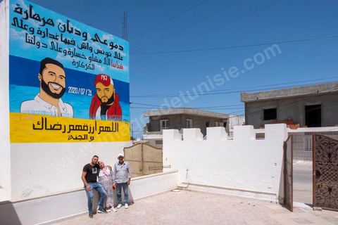 A leur maison de Ouardanine, près de Sousse, la famille a tenu à peindre le portrait de Youssef et son cousin, disparu et mort en mer l'été 2020. "Mes larmes sont des rivières qui coulent , yellement il y’a des traîtres en Tunisie et à cause de nos jeunes qui se sont sacrifiés en vain, et à cause de notre État insensible. Oh Allah , accorde-leur ta satisfaction et le paradis". leila avec son mari Khaled et son fils Younes. Leila, la maman de Youssef, 29 ans disparu en mer en juillet 2020, nous raconte depuis son salon le terrible périple de son fils lors de sa traversée clandestine. 11 jeunes dont une fille partis des cotes tunisienne à la fin juillet 2020, vont se perdre en mer, sans carburant ils vont dériver pour les deux survivants 11 jours. Youssef pour sauver ses amis est au bout du 8 jours parti à la nage essayer de rejoindre une plateforme pétrolière depuis ce jour il a disparu. 