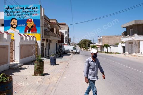 A leur maison de Ouardanine, près de Sousse, la famille a tenu à peindre le portrait de Youssef et son cousin, disparu et mort en mer l'été 2020. "Mes larmes sont des rivières qui coulent , yellement il y’a des traîtres en Tunisie et à cause de nos jeunes qui se sont sacrifiés en vain, et à cause de notre État insensible. Oh Allah , accorde-leur ta satisfaction et le paradis". leila avec son mari Khaled et son fils Younes. Leila, la maman de Youssef, 29 ans disparu en mer en juillet 2020, nous raconte depuis son salon le terrible périple de son fils lors de sa traversée clandestine. 11 jeunes dont une fille partis des cotes tunisienne à la fin juillet 2020, vont se perdre en mer, sans carburant ils vont dériver pour les deux survivants 11 jours. Youssef pour sauver ses amis est au bout du 8 jours parti à la nage essayer de rejoindre une plateforme pétrolière depuis ce jour il a disparu. 