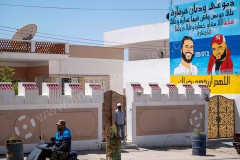 A leur maison de Ouardanine, près de Sousse, la famille a tenu à peindre le portrait de Youssef et son cousin, disparu et mort en mer l'été 2020. "Mes larmes sont des rivières qui coulent , yellement il y’a des traîtres en Tunisie et à cause de nos jeunes qui se sont sacrifiés en vain, et à cause de notre État insensible. Oh Allah , accorde-leur ta satisfaction et le paradis". leila avec son mari Khaled et son fils Younes. Leila, la maman de Youssef, 29 ans disparu en mer en juillet 2020, nous raconte depuis son salon le terrible périple de son fils lors de sa traversée clandestine. 11 jeunes dont une fille partis des cotes tunisienne à la fin juillet 2020, vont se perdre en mer, sans carburant ils vont dériver pour les deux survivants 11 jours. Youssef pour sauver ses amis est au bout du 8 jours parti à la nage essayer de rejoindre une plateforme pétrolière depuis ce jour il a disparu. 