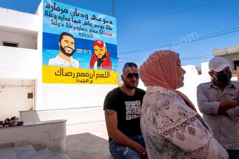 A leur maison de Ouardanine, près de Sousse, la famille a tenu à peindre le portrait de Youssef et son cousin, disparu et mort en mer l'été 2020. "Mes larmes sont des rivières qui coulent , yellement il y’a des traîtres en Tunisie et à cause de nos jeunes qui se sont sacrifiés en vain, et à cause de notre État insensible. Oh Allah , accorde-leur ta satisfaction et le paradis". leila avec son mari Khaled et son fils Younes. Leila, la maman de Youssef, 29 ans disparu en mer en juillet 2020, nous raconte depuis son salon le terrible périple de son fils lors de sa traversée clandestine. 11 jeunes dont une fille partis des cotes tunisienne à la fin juillet 2020, vont se perdre en mer, sans carburant ils vont dériver pour les deux survivants 11 jours. Youssef pour sauver ses amis est au bout du 8 jours parti à la nage essayer de rejoindre une plateforme pétrolière depuis ce jour il a disparu. 