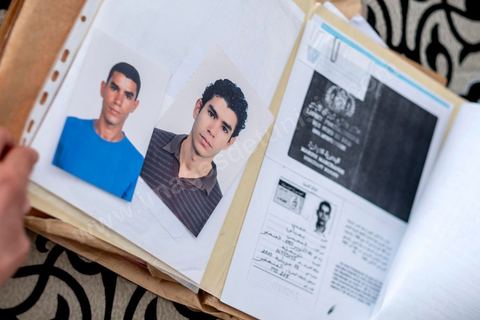 A Monastir chez les parents de Hamdi Besbes, mécanicien bateau, étrangement disparu lors d'une sortie de travail en mer où le bateau a été intercépté en Italie avec la présence de clandestins dasn les soutes. Son nom est bien sur le carnet de bord du bateau parti du part de Teboulba le 22 juillet 2020, il n'est plus sur le bateau quand celui ci est intercepté par les italiens au large de Lampedusa. depuis plus aucune nouvelle de Hamdi et une grande confusion dasn les propos du reste de l'équipage, d'abord emprisonné en Italie puis libérér et reourné en Tunisie. 