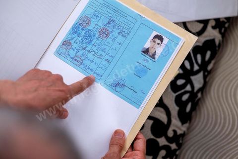 A Monastir chez les parents de Hamdi Besbes, mécanicien bateau, étrangement disparu lors d'une sortie de travail en mer où le bateau a été intercépté en Italie avec la présence de clandestins dasn les soutes. Son nom est bien sur le carnet de bord du bateau parti du part de Teboulba le 22 juillet 2020, il n'est plus sur le bateau quand celui ci est intercepté par les italiens au large de Lampedusa. depuis plus aucune nouvelle de Hamdi et une grande confusion dasn les propos du reste de l'équipage, d'abord emprisonné en Italie puis libérér et reourné en Tunisie. 