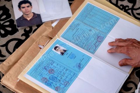 A Monastir chez les parents de Hamdi Besbes, mécanicien bateau, étrangement disparu lors d'une sortie de travail en mer où le bateau a été intercépté en Italie avec la présence de clandestins dasn les soutes. Son nom est bien sur le carnet de bord du bateau parti du part de Teboulba le 22 juillet 2020, il n'est plus sur le bateau quand celui ci est intercepté par les italiens au large de Lampedusa. depuis plus aucune nouvelle de Hamdi et une grande confusion dasn les propos du reste de l'équipage, d'abord emprisonné en Italie puis libérér et reourné en Tunisie. 