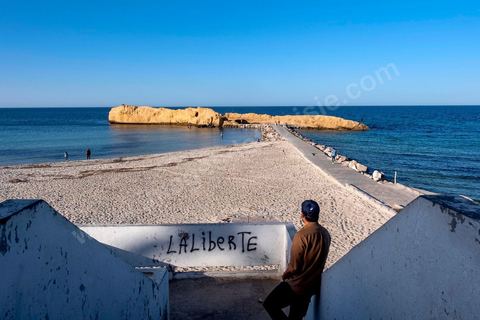 Sur la corniche de Monastir les mots et slogans des jeunes vont tous dans le meme sens, liberté et avenir. 