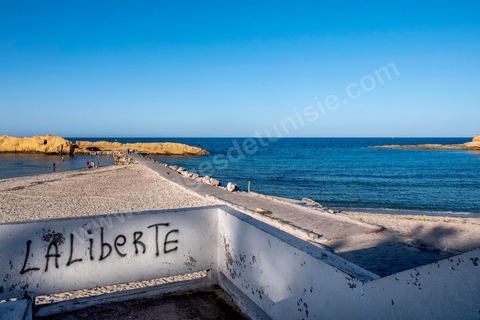 Sur la corniche de Monastir les mots et slogans des jeunes vont tous dans le meme sens, liberté et avenir. 