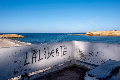 Sur la corniche de Monastir les mots et slogans des jeunes vont tous dans le meme sens, liberté et avenir. 