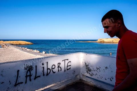 Sur la corniche de Monastir les mots et slogans des jeunes vont tous dans le meme sens, liberté et avenir. 