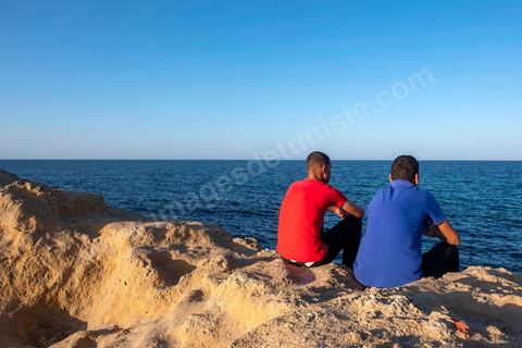 Face à la mer, Mohamed Salah, 19 ans, en rouge et Mohamed Amine, 16 ans, en bleu divergent sur leurs anvies de "brûler la mer" pour un avenir meilleur. 