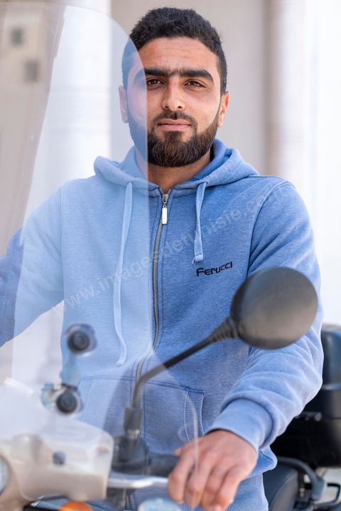 Omar Hadj Amar, originaire de Ksibet, 28 ans, en aout 2020, Il a tenté de traverser vers l'italie mais ils ont été arrêtés en mer par les Tunisiens. « On peut dire sauvés parce que l’embarcation commençait à prendre l’eau ». Il passera 6 jours en prison. Aujourd'hui il a créé son projet de livreur à scooter et n'ambitionne plus de partir vers l'Europe. 