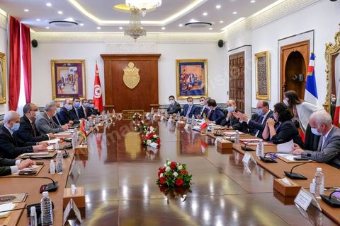3 juin 2021 : rencontre entre Hichem Mechichi, chef du gouvernement tunisien et Jean CASTEX, Premier ministre, dans le cadre de sa visite à Tunis à l’occasion du 3ème Haut Conseil de Coopération franco-tunisien, accompagné de M. Jean-Yves LE DRIAN, ministre de l'Europe et des Affaires étrangères, de Mme Frédérique VIDAL, ministre de l'Enseignement supérieur, de la Recherche et de l'Innovation, de M. Jean-Baptiste DJEBBARI, ministre délégué auprès de la ministre de la Transition écologique, chargé des Transports, de M. Alain GRISET, ministre délégué auprès du ministre de l’Économie, des Finances et de la Relance, chargé des Petites et Moyennes Entreprises. POOL