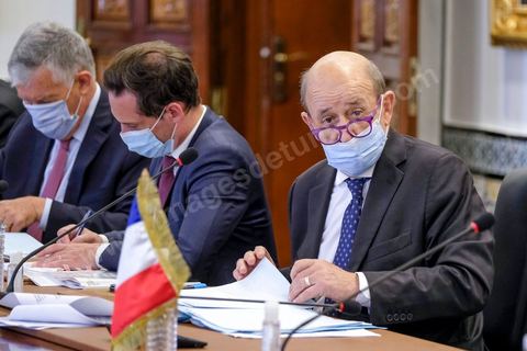 3 juin 2021 : rencontre entre Hichem Mechichi, chef du gouvernement tunisien et Jean CASTEX, Premier ministre, dans le cadre de sa visite à Tunis à l’occasion du 3ème Haut Conseil de Coopération franco-tunisien, accompagné de M. Jean-Yves LE DRIAN, ministre de l'Europe et des Affaires étrangères, de Mme Frédérique VIDAL, ministre de l'Enseignement supérieur, de la Recherche et de l'Innovation, de M. Jean-Baptiste DJEBBARI, ministre délégué auprès de la ministre de la Transition écologique, chargé des Transports, de M. Alain GRISET, ministre délégué auprès du ministre de l’Économie, des Finances et de la Relance, chargé des Petites et Moyennes Entreprises. POOL