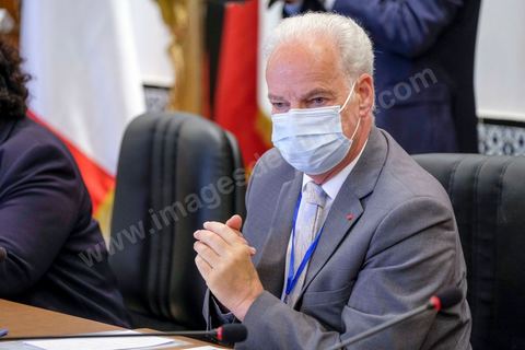 3 juin 2021 : rencontre entre Hichem Mechichi, chef du gouvernement tunisien et Jean CASTEX, Premier ministre, dans le cadre de sa visite à Tunis à l’occasion du 3ème Haut Conseil de Coopération franco-tunisien, accompagné de M. Jean-Yves LE DRIAN, ministre de l'Europe et des Affaires étrangères, de Mme Frédérique VIDAL, ministre de l'Enseignement supérieur, de la Recherche et de l'Innovation, de M. Jean-Baptiste DJEBBARI, ministre délégué auprès de la ministre de la Transition écologique, chargé des Transports, de M. Alain GRISET, ministre délégué auprès du ministre de l’Économie, des Finances et de la Relance, chargé des Petites et Moyennes Entreprises. POOL