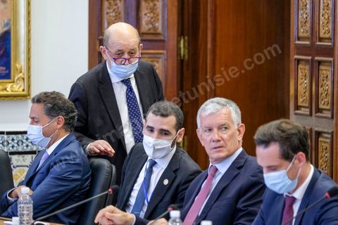 3 juin 2021 : rencontre entre Hichem Mechichi, chef du gouvernement tunisien et Jean CASTEX, Premier ministre, dans le cadre de sa visite à Tunis à l’occasion du 3ème Haut Conseil de Coopération franco-tunisien, accompagné de M. Jean-Yves LE DRIAN, ministre de l'Europe et des Affaires étrangères, de Mme Frédérique VIDAL, ministre de l'Enseignement supérieur, de la Recherche et de l'Innovation, de M. Jean-Baptiste DJEBBARI, ministre délégué auprès de la ministre de la Transition écologique, chargé des Transports, de M. Alain GRISET, ministre délégué auprès du ministre de l’Économie, des Finances et de la Relance, chargé des Petites et Moyennes Entreprises. POOL