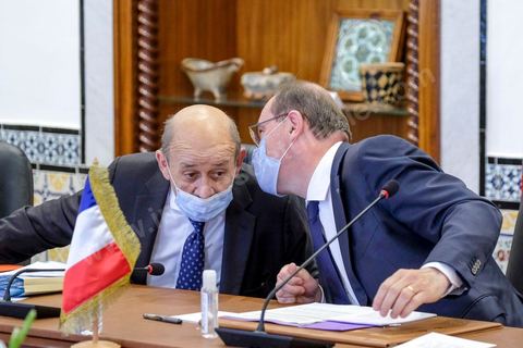 3 juin 2021 : rencontre entre Hichem Mechichi, chef du gouvernement tunisien et Jean CASTEX, Premier ministre, dans le cadre de sa visite à Tunis à l’occasion du 3ème Haut Conseil de Coopération franco-tunisien, accompagné de M. Jean-Yves LE DRIAN, ministre de l'Europe et des Affaires étrangères, de Mme Frédérique VIDAL, ministre de l'Enseignement supérieur, de la Recherche et de l'Innovation, de M. Jean-Baptiste DJEBBARI, ministre délégué auprès de la ministre de la Transition écologique, chargé des Transports, de M. Alain GRISET, ministre délégué auprès du ministre de l’Économie, des Finances et de la Relance, chargé des Petites et Moyennes Entreprises. POOL