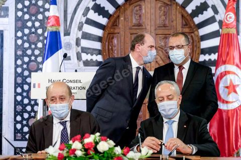 3 juin 2021 : Signateure contrats et déclaration presse lors de la rencontre entre Hichem Mechichi, chef du gouvernement tunisien et Jean CASTEX, Premier ministre, dans le cadre de sa visite à Tunis à l’occasion du 3ème Haut Conseil de Coopération franco-tunisien, accompagné de M. Jean-Yves LE DRIAN, ministre de l'Europe et des Affaires étrangères, de Mme Frédérique VIDAL, ministre de l'Enseignement supérieur, de la Recherche et de l'Innovation, de M. Jean-Baptiste DJEBBARI, ministre délégué auprès de la ministre de la Transition écologique, chargé des Transports, de M. Alain GRISET, ministre délégué auprès du ministre de l’Économie, des Finances et de la Relance, chargé des Petites et Moyennes Entreprises. POOL