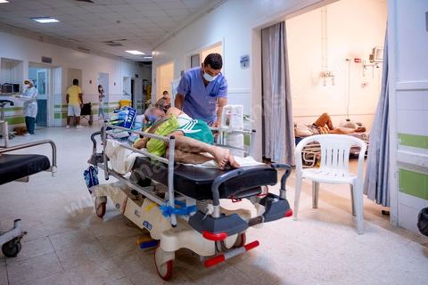 23 juillet 2021 : Aux urgences de l'hopital Mongi Slim à la Marsa, banlieue nord de Tunis, la cheffe de service, le Dr Nour Nouira, doit gérer avec son équipe un quotidien de crise Covid très tendu. Toutes les salles, hall et couloirs du service sont réquisitionnés pour les cas Covid, tout en gérant en même temps les urgences quotidiennes. La tension du flux d'oxygène très sollicté par la surchage de patients est le problème majeur en plus du sous effectif du personnel face au variant Delta.