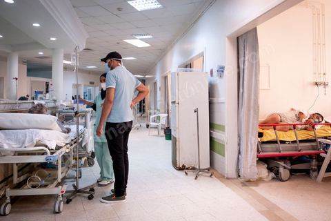 23 juillet 2021 : Aux urgences de l'hopital Mongi Slim à la Marsa, banlieue nord de Tunis, la cheffe de service, le Dr Nour Nouira, doit gérer avec son équipe un quotidien de crise Covid très tendu. Toutes les salles, hall et couloirs du service sont réquisitionnés pour les cas Covid, tout en gérant en même temps les urgences quotidiennes. La tension du flux d'oxygène très sollicté par la surchage de patients est le problème majeur en plus du sous effectif du personnel face au variant Delta.