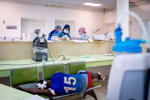 23 juillet 2021 : Aux urgences de l'hopital Mongi Slim à la Marsa, banlieue nord de Tunis, la cheffe de service, le Dr Nour Nouira, doit gérer avec son équipe un quotidien de crise Covid très tendu. Toutes les salles, hall et couloirs du service sont réquisitionnés pour les cas Covid, tout en gérant en même temps les urgences quotidiennes. La tension du flux d'oxygène très sollicté par la surchage de patients est le problème majeur en plus du sous effectif du personnel face au variant Delta.