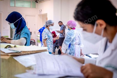 23 juillet 2021 : Aux urgences de l'hopital Mongi Slim à la Marsa, banlieue nord de Tunis, la cheffe de service, le Dr Nour Nouira, doit gérer avec son équipe un quotidien de crise Covid très tendu. Toutes les salles, hall et couloirs du service sont réquisitionnés pour les cas Covid, tout en gérant en même temps les urgences quotidiennes. La tension du flux d'oxygène très sollicté par la surchage de patients est le problème majeur en plus du sous effectif du personnel face au variant Delta.