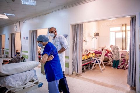 23 juillet 2021 : Aux urgences de l'hopital Mongi Slim à la Marsa, banlieue nord de Tunis, la cheffe de service, le Dr Nour Nouira, doit gérer avec son équipe un quotidien de crise Covid très tendu. Toutes les salles, hall et couloirs du service sont réquisitionnés pour les cas Covid, tout en gérant en même temps les urgences quotidiennes. La tension du flux d'oxygène très sollicté par la surchage de patients est le problème majeur en plus du sous effectif du personnel face au variant Delta.