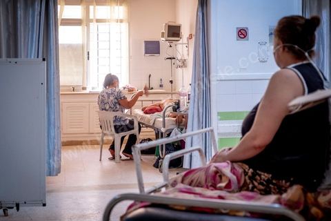23 juillet 2021 : Aux urgences de l'hopital Mongi Slim à la Marsa, banlieue nord de Tunis, la cheffe de service, le Dr Nour Nouira, doit gérer avec son équipe un quotidien de crise Covid très tendu. Toutes les salles, hall et couloirs du service sont réquisitionnés pour les cas Covid, tout en gérant en même temps les urgences quotidiennes. La tension du flux d'oxygène très sollicté par la surchage de patients est le problème majeur en plus du sous effectif du personnel face au variant Delta.