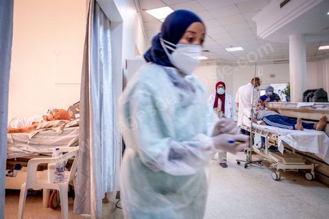 23 juillet 2021 : Aux urgences de l'hopital Mongi Slim à la Marsa, banlieue nord de Tunis, la cheffe de service, le Dr Nour Nouira, doit gérer avec son équipe un quotidien de crise Covid très tendu. Toutes les salles, hall et couloirs du service sont réquisitionnés pour les cas Covid, tout en gérant en même temps les urgences quotidiennes. La tension du flux d'oxygène très sollicté par la surchage de patients est le problème majeur en plus du sous effectif du personnel face au variant Delta.