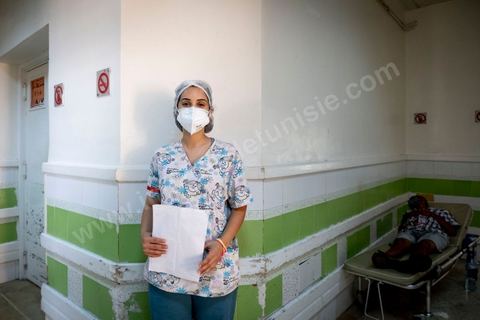 23 juillet 2021 : Yasmina Walha, medecin urgentiste. Aux urgences de l'hopital Mongi Slim à la Marsa, banlieue nord de Tunis, la cheffe de service, le Dr Nour Nouira, doit gérer avec son équipe un quotidien de crise Covid très tendu. Toutes les salles, hall et couloirs du service sont réquisitionnés pour les cas Covid, tout en gérant en même temps les urgences quotidiennes. La tension du flux d'oxygène très sollicté par la surchage de patients est le problème majeur en plus du sous effectif du personnel face au variant Delta.