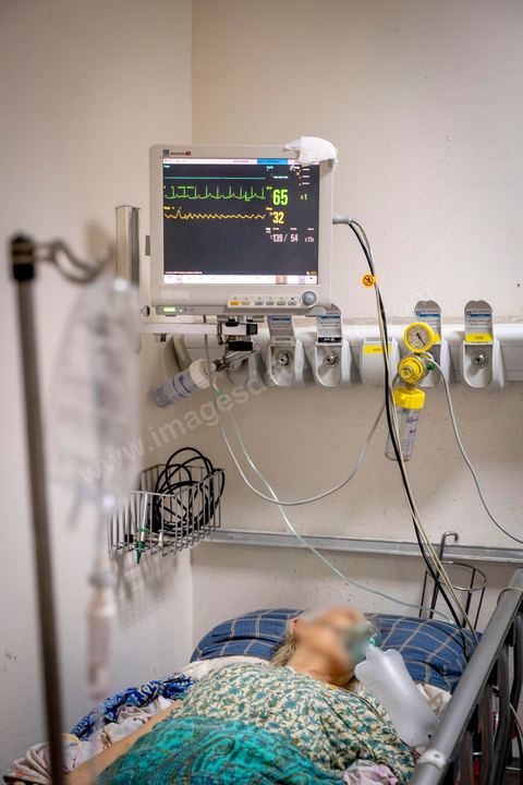 23 juillet 2021 : Aux urgences de l'hopital Mongi Slim à la Marsa, banlieue nord de Tunis, la cheffe de service, le Dr Nour Nouira, doit gérer avec son équipe un quotidien de crise Covid très tendu. Toutes les salles, hall et couloirs du service sont réquisitionnés pour les cas Covid, tout en gérant en même temps les urgences quotidiennes. La tension du flux d'oxygène très sollicté par la surchage de patients est le problème majeur en plus du sous effectif du personnel face au variant Delta.