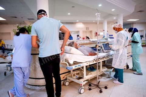 23 juillet 2021 : Aux urgences de l'hopital Mongi Slim à la Marsa, banlieue nord de Tunis, la cheffe de service, le Dr Nour Nouira, doit gérer avec son équipe un quotidien de crise Covid très tendu. Toutes les salles, hall et couloirs du service sont réquisitionnés pour les cas Covid, tout en gérant en même temps les urgences quotidiennes. La tension du flux d'oxygène très sollicté par la surchage de patients est le problème majeur en plus du sous effectif du personnel face au variant Delta.
