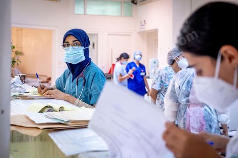23 juillet 2021 : Aux urgences de l'hopital Mongi Slim à la Marsa, banlieue nord de Tunis, la cheffe de service, le Dr Nour Nouira, doit gérer avec son équipe un quotidien de crise Covid très tendu. Toutes les salles, hall et couloirs du service sont réquisitionnés pour les cas Covid, tout en gérant en même temps les urgences quotidiennes. La tension du flux d'oxygène très sollicté par la surchage de patients est le problème majeur en plus du sous effectif du personnel face au variant Delta.