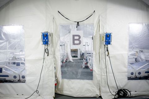 23 juillet 2021 : Hopital de campagne offert par les Etats Unis et installé dans l'enceinte de l'hopital Mongi Slim à la Marsa. Aux urgence de l'hopital Mongi Slim à la Marsa, banlieue nord de Tunis, la cheffe de service, le Dr Nour Nouira, doit gérer avec son équipe un quotidien de crise Covid très tendu. Toutes les salles, hall et couloirs du service sont réquisitionnés pour les cas Covid, tout en gérant en même temps les urgences quotidiennes. La tension du flux d'oxygène très sollicté par la surchage de patients est le problème majeur en plus du sous effectif du personnel face au variant Delta.