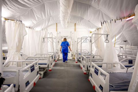23 juillet 2021 : Hopital de campagne offert par les Etats Unis et installé dans l'enceinte de l'hopital Mongi Slim à la Marsa. Aux urgence de l'hopital Mongi Slim à la Marsa, banlieue nord de Tunis, la cheffe de service, le Dr Nour Nouira, doit gérer avec son équipe un quotidien de crise Covid très tendu. Toutes les salles, hall et couloirs du service sont réquisitionnés pour les cas Covid, tout en gérant en même temps les urgences quotidiennes. La tension du flux d'oxygène très sollicté par la surchage de patients est le problème majeur en plus du sous effectif du personnel face au variant Delta.