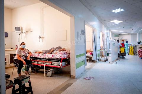 23 juillet 2021 : Aux urgence de l'hopital Mongi Slim à la Marsa, banlieue nord de Tunis, la cheffe de service, le Dr Nour Nouira, doit gérer avec son équipe un quotidien de crise Covid très tendu. Toutes les salles, hall et couloirs du service sont réquisitionnés pour les cas Covid, tout en gérant en même temps les urgences quotidiennes. La tension du flux d'oxygène très sollicté par la surchage de patients est le problème majeur en plus du sous effectif du personnel face au variant Delta.