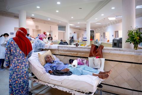 23 juillet 2021 : Aux urgence de l'hopital Mongi Slim à la Marsa, banlieue nord de Tunis, la cheffe de service, le Dr Nour Nouira, doit gérer avec son équipe un quotidien de crise Covid très tendu. Toutes les salles, hall et couloirs du service sont réquisitionnés pour les cas Covid, tout en gérant en même temps les urgences quotidiennes. La tension du flux d'oxygène très sollicté par la surchage de patients est le problème majeur en plus du sous effectif du personnel face au variant Delta.