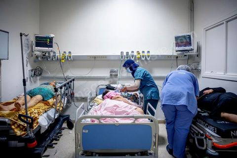 23 juillet 2021 : Aux urgence de l'hopital Mongi Slim à la Marsa, banlieue nord de Tunis, la cheffe de service, le Dr Nour Nouira, doit gérer avec son équipe un quotidien de crise Covid très tendu. Toutes les salles, hall et couloirs du service sont réquisitionnés pour les cas Covid, tout en gérant en même temps les urgences quotidiennes. La tension du flux d'oxygène très sollicté par la surchage de patients est le problème majeur en plus du sous effectif du personnel face au variant Delta.