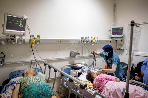 23 juillet 2021 : Aux urgence de l'hopital Mongi Slim à la Marsa, banlieue nord de Tunis, la cheffe de service, le Dr Nour Nouira, doit gérer avec son équipe un quotidien de crise Covid très tendu. Toutes les salles, hall et couloirs du service sont réquisitionnés pour les cas Covid, tout en gérant en même temps les urgences quotidiennes. La tension du flux d'oxygène très sollicté par la surchage de patients est le problème majeur en plus du sous effectif du personnel face au variant Delta.
