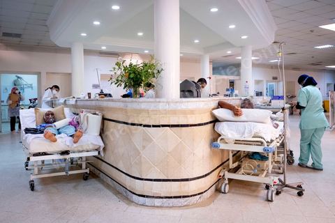 23 juillet 2021 : Aux urgence de l'hopital Mongi Slim à la Marsa, banlieue nord de Tunis, la cheffe de service, le Dr Nour Nouira, doit gérer avec son équipe un quotidien de crise Covid très tendu. Toutes les salles, hall et couloirs du service sont réquisitionnés pour les cas Covid, tout en gérant en même temps les urgences quotidiennes. La tension du flux d'oxygène très sollicté par la surchage de patients est le problème majeur en plus du sous effectif du personnel face au variant Delta.