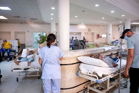 23 juillet 2021 : Aux urgence de l'hopital Mongi Slim à la Marsa, banlieue nord de Tunis, la cheffe de service, le Dr Nour Nouira, doit gérer avec son équipe un quotidien de crise Covid très tendu. Toutes les salles, hall et couloirs du service sont réquisitionnés pour les cas Covid, tout en gérant en même temps les urgences quotidiennes. La tension du flux d'oxygène très sollicté par la surchage de patients est le problème majeur en plus du sous effectif du personnel face au variant Delta.