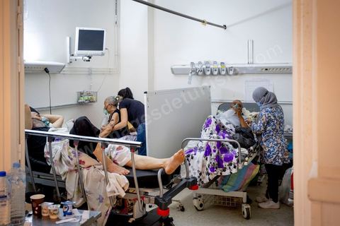 23 juillet 2021 : Aux urgence de l'hopital Mongi Slim à la Marsa, banlieue nord de Tunis, la cheffe de service, le Dr Nour Nouira, doit gérer avec son équipe un quotidien de crise Covid très tendu. Toutes les salles, hall et couloirs du service sont réquisitionnés pour les cas Covid, tout en gérant en même temps les urgences quotidiennes. La tension du flux d'oxygène très sollicté par la surchage de patients est le problème majeur en plus du sous effectif du personnel face au variant Delta.