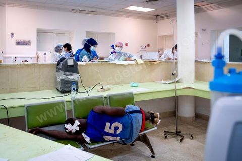 23 juillet 2021 : Aux urgence de l'hopital Mongi Slim à la Marsa, banlieue nord de Tunis, la cheffe de service, le Dr Nour Nouira, doit gérer avec son équipe un quotidien de crise Covid très tendu. Toutes les salles, hall et couloirs du service sont réquisitionnés pour les cas Covid, tout en gérant en même temps les urgences quotidiennes. La tension du flux d'oxygène très sollicté par la surchage de patients est le problème majeur en plus du sous effectif du personnel face au variant Delta.