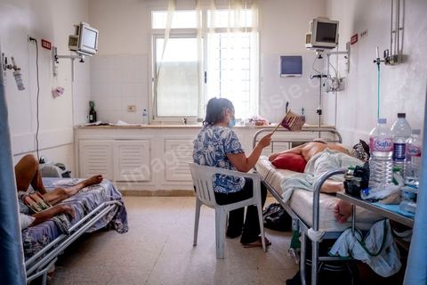 23 juillet 2021 : Aux urgence de l'hopital Mongi Slim à la Marsa, banlieue nord de Tunis, la cheffe de service, le Dr Nour Nouira, doit gérer avec son équipe un quotidien de crise Covid très tendu. Toutes les salles, hall et couloirs du service sont réquisitionnés pour les cas Covid, tout en gérant en même temps les urgences quotidiennes. La tension du flux d'oxygène très sollicté par la surchage de patients est le problème majeur en plus du sous effectif du personnel face au variant Delta.