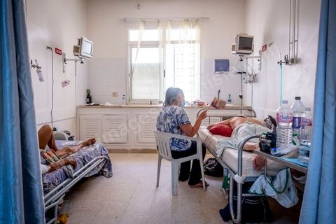 23 juillet 2021 : Aux urgence de l'hopital Mongi Slim à la Marsa, banlieue nord de Tunis, la cheffe de service, le Dr Nour Nouira, doit gérer avec son équipe un quotidien de crise Covid très tendu. Toutes les salles, hall et couloirs du service sont réquisitionnés pour les cas Covid, tout en gérant en même temps les urgences quotidiennes. La tension du flux d'oxygène très sollicté par la surchage de patients est le problème majeur en plus du sous effectif du personnel face au variant Delta.