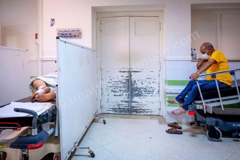 23 juillet 2021 : Aux urgence de l'hopital Mongi Slim à la Marsa, banlieue nord de Tunis, la cheffe de service, le Dr Nour Nouira, doit gérer avec son équipe un quotidien de crise Covid très tendu. Toutes les salles, hall et couloirs du service sont réquisitionnés pour les cas Covid, tout en gérant en même temps les urgences quotidiennes. La tension du flux d'oxygène très sollicté par la surchage de patients est le problème majeur en plus du sous effectif du personnel face au variant Delta.